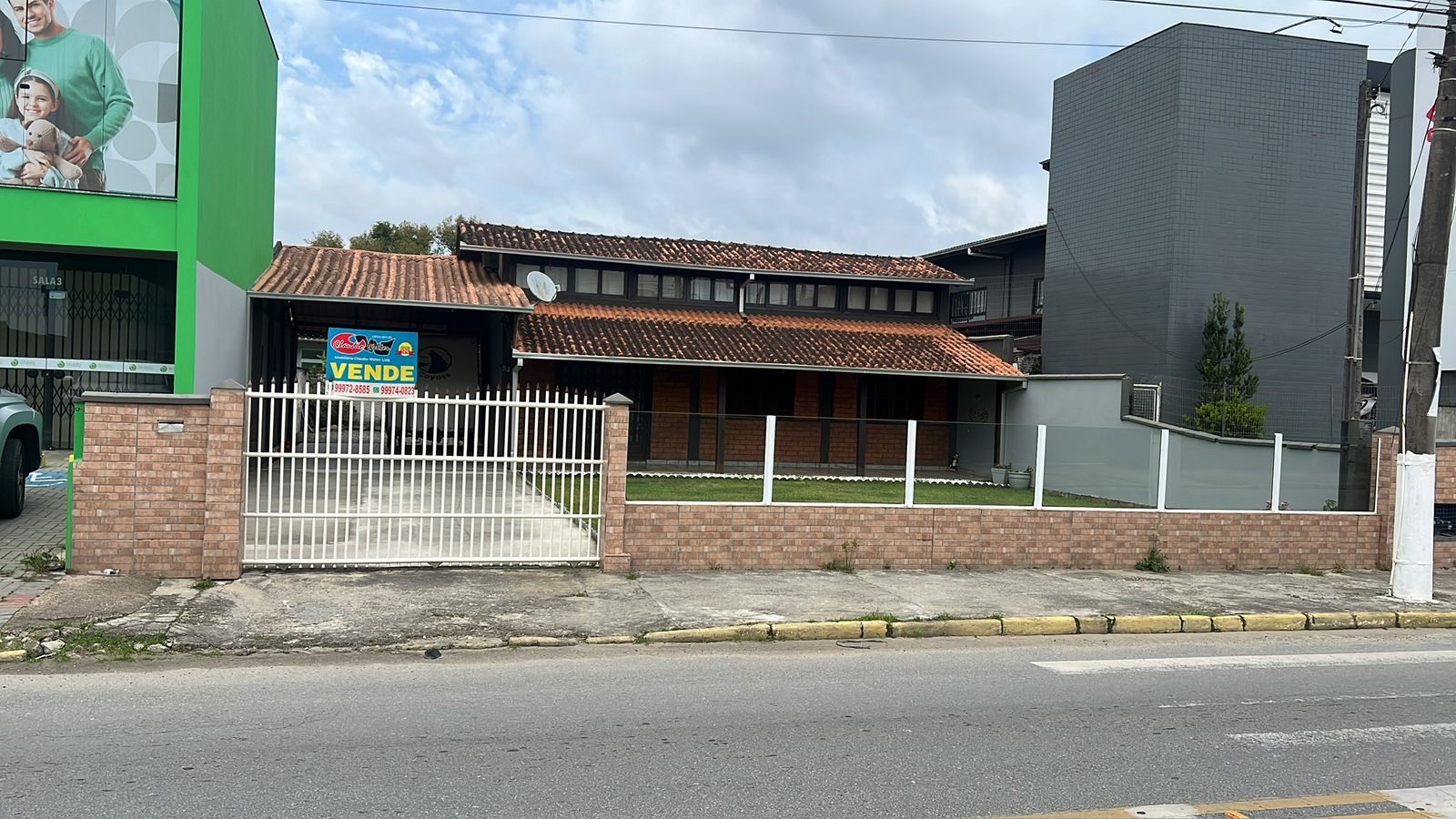 Casa no Bairro Costeira -Estilo Chalé- Av  Principal